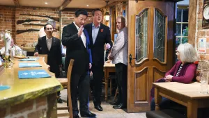 Камерън заведе китайския президент на кръчма
