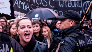 Десетки хиляди жени в Полша протестираха срещу проект за пълна забрана на абортите