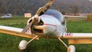 Самолет удари жена, докато си върви по улицата
