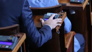 Новата сесия на парламента започва с извънредно заседание днес 