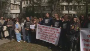 Медици и жители на Враца протестират в защита на местната болница