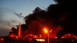 Пожар гори в най-големия строителен пазар в Москва