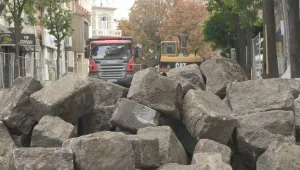 Премахват павета на повече от 100 години в Русе
