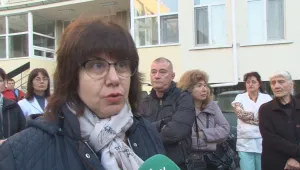 Медици и пациенти излязоха на протест пред затворената болница в Поморие