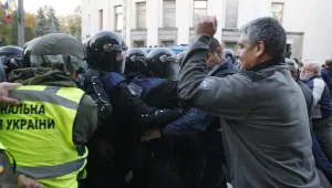 Протестите срещу управляващите в Киев не стихват, стигна се до нови сблъсъци  