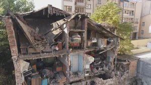 Част от къща в София се срути, докато строят друга в съседство