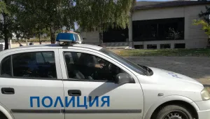 Кола се удари в къща, а друга блъсна паркирани автомобили в Смолян 