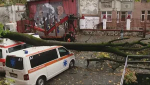 Буря в Букурещ рани двама души, десетки автомобили са смачкани