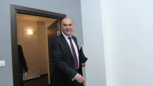 Социалният министър не иска заплатите в бюджетната сфера да се вдигат „на калпак”
