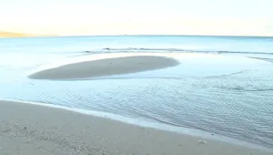 Заради бурния вятър: Морето във Варна се отдръпна от крайбрежието 