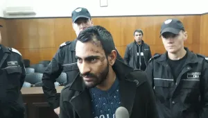 Мъжът, предизвикал гонка в Пловдив, се появи с рани по лицето в съда