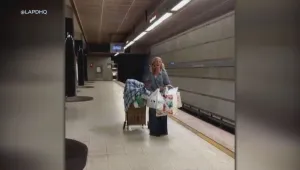 Бездомна жена пее арии в метрото на Лос Анджелис 