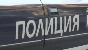 Мъж счупи стъкло на полицейски автомобил в Пловдив и побягна