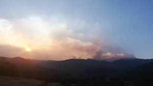 Гасят пожара в Балкана без помощ от въздуха