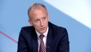 След контакт със заразен: Просветният министър се самоизолира и ще работи дистанционно