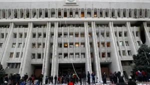 Над 1000 пострадали и един загинал при безредиците в Киргизстан