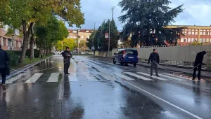 Протестиращи се вързаха с верига пред полицията в Благоевград