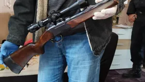 Полицаи иззеха незаконни оръжия и наркотици в района на Елена