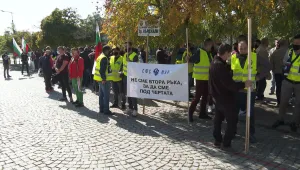 Полицаи и пожарникари от Южна България протестираха в Кърджали