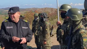 Без маска и дистанция, Каракачанов отиде на учение