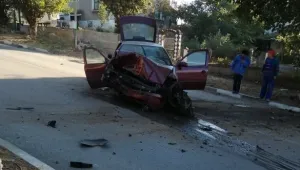 Отново инцидент в с. Гложене: Кола се заби в дърво