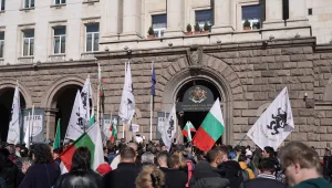 Протестът срещу новите COVID мерки блокира движението в центъра на София