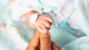 Млада жена роди в самолет, не знаела за бременността си