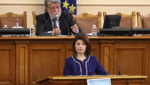 Атанасова: Моля да бъдем извинени от гражданите, че 30 часа водим един дебат