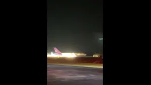 Без колесник и в искри: Вижте момента на аварийното кацане на самолет (ВИДЕО)