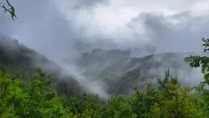 Облачно време, на места с валежи