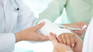 Болница ще изплати 5-цифрено обезщетение на пациент, след като персоналът му счупил ръката