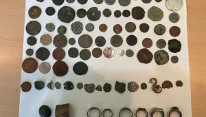 Задържан е мъж за притежаването на старинни монети и накити