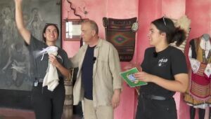 "Още от Бягство към победата": Краси подари кукла на Близначките
