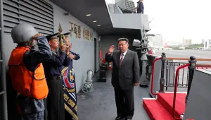 Ким Чен Ун инспектира нов военен кораб и заплаши да „накаже провокациите на врага“
