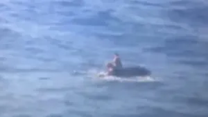 Мъж оцеля след две нощи в океана, прикрепен за джет (СНИМКИ, ВИДЕО)