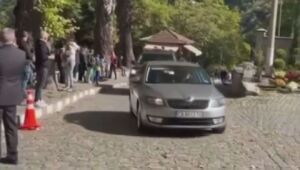 Президентът Румен Радев пристигна с личния си автомобил за посрещането на унгарския си колега (ВИДЕО)