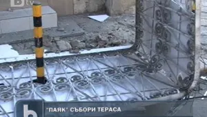 Паяк събори тераса на жилищен блок