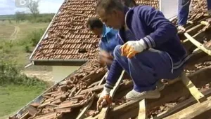 Над 100 къщи в село Бело поле са без покрив вече месец