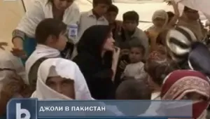 Анджелина Джоли посети опустошения от наводнения Пакистан
