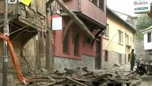 Започна събарянето на опасна къща в Пловдив 