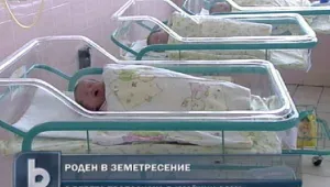 Няколко бебета проплакаха докато София се люлееше