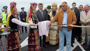 Премиерът откри ремонтиран път, свързващ гр. Баня с магистрала 