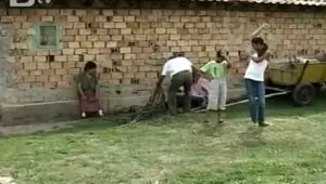 Майка, баща и дъщеря се връщат заедно на училище 