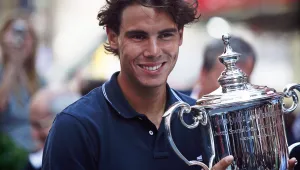 Надал позира с трофея от US Open в Ню Йорк