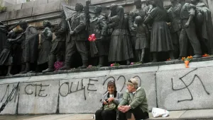 Младежкото обединение в БСП чисти Братската могила в Борисовата градина