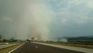 Пожар блокира магистрала 