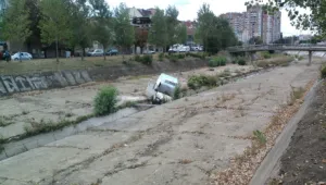 Бус падна в река Владайска на булевард 