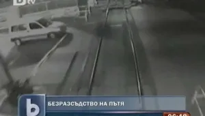 Влак помете кола в Аржентина, шофьорът остана невредим  