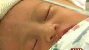 Бебе се роди на презокеански полет, изродиха го три медицински сестри 