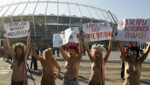 Голи украинки протестираха в Киев при посещението на Платини